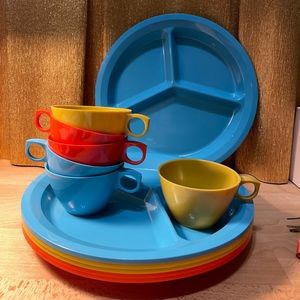 VTG Plastic plate and matching mug set of 6
